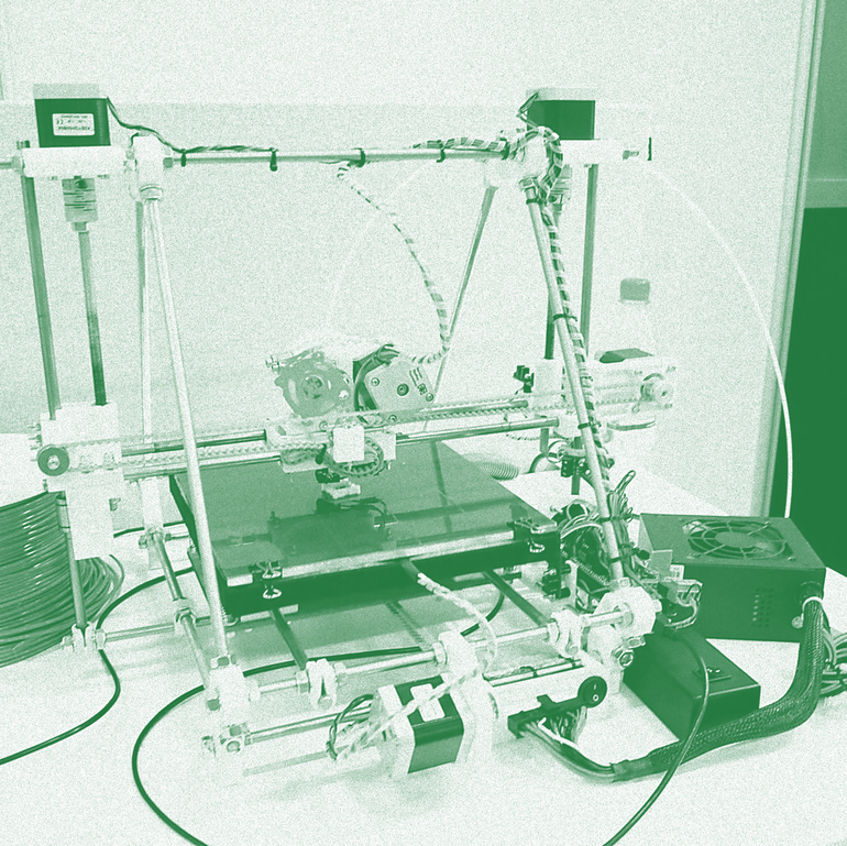 **Pict**_Homemade RepRap 3D printer_ − Drigotti − CC-by-sa 3.0